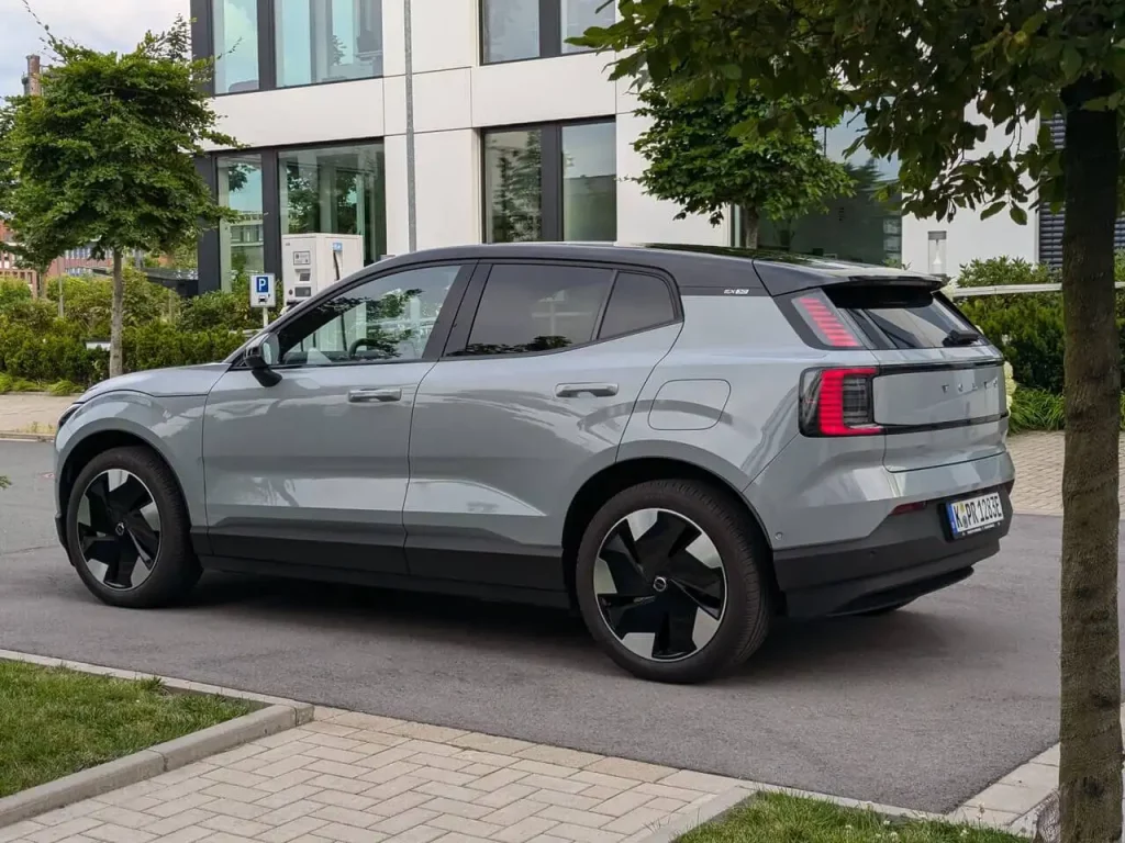 Elektro Kompakt-SUV Volvo EX30 in der Farbe Fapour Grey (Uni-Lackierung)