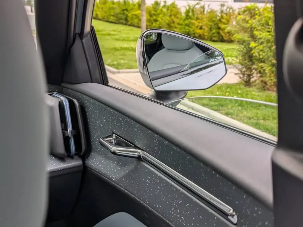 Design-Highlight: rahmenlose Seitenspiegel im Volvo EX30 Ultra. Sehen edel aus und haben eine große Spiegelfläche.