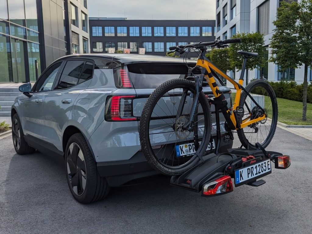 Volvo EX30 mit Fahrrad-Trägersystem für die Anhängerkupplung (Atera Genio Pro Advanced mit TREK Procaliber MTB).