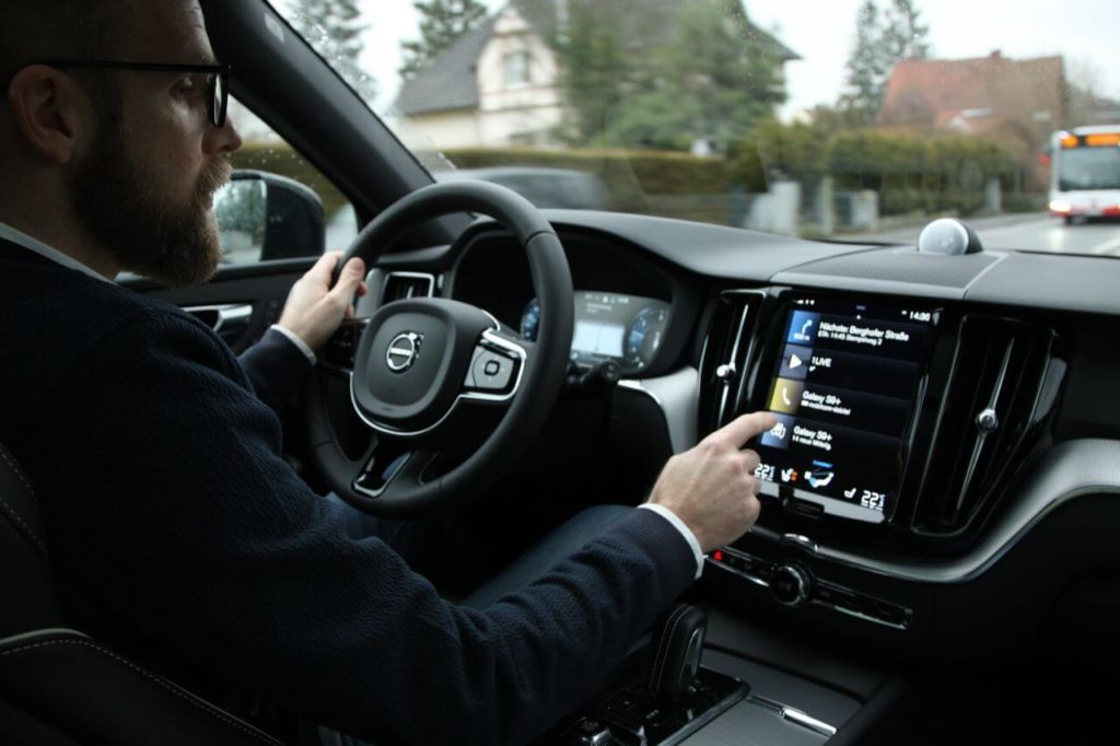 Touchscreen im Volvo XC60 B4 (Daniel Przygoda, Fahrbericht)