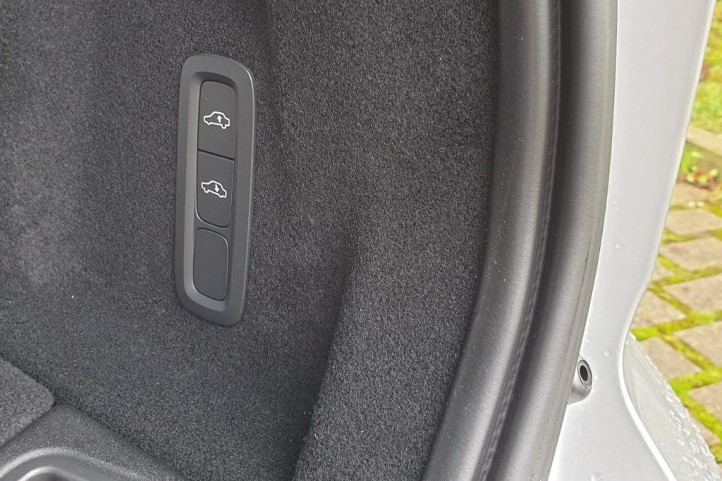 Niveauregulierung (Steuerung über Knöpfe im Kofferraum) im Volvo XC60
