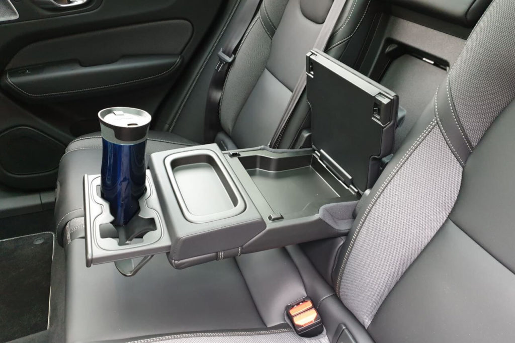 Mittelarmlehne der Rücksitzbank mit ausklappbaren Becherhaltern (Cupholder) und Staufächern/Ablagen im Volvo XC60