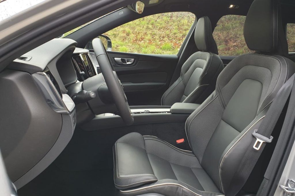 Fahrersitz (schwarzes Leder mit farbig abgesetzten Ziernähten und Keder) im Volvo XC60