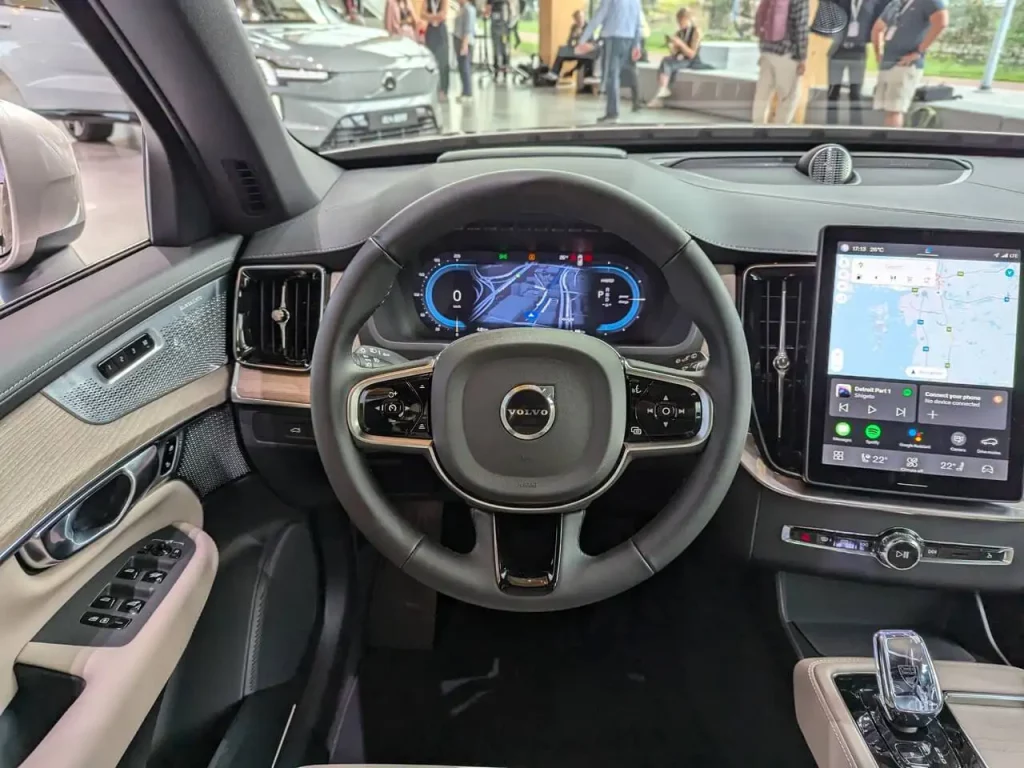 Fahreransicht: Neues Cockpit mit 12,3 Zoll digitaler Instrumentierung (Digitaltacho) im XC90