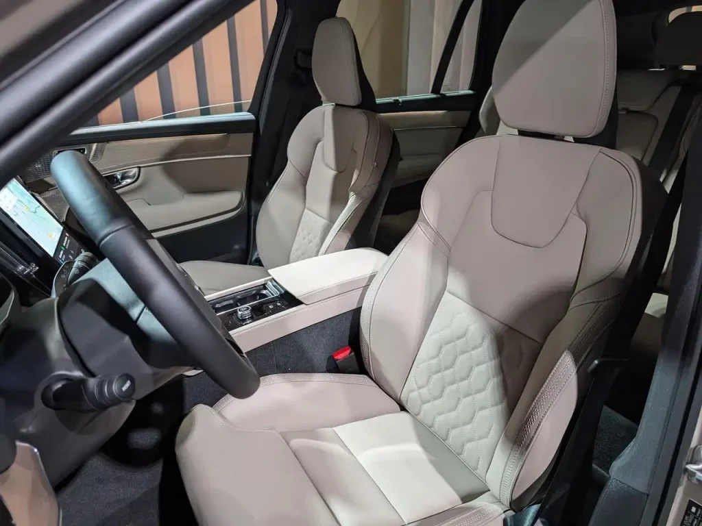 Sitze vorne mit Polster "Nordico" (RPE0) im Volvo XC90 Facelift, Modelljahr 2025