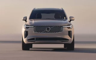 Volvo XC90 (Facelift 2025) mit diagonalem Kühlergrill-Design und Thors-Hammer Matrix-Led-Scheinwerfer