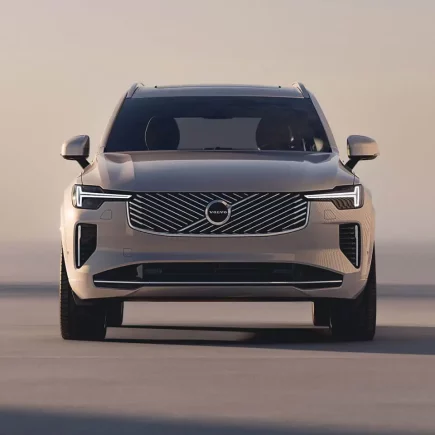 Volvo XC90 (Facelift 2025) mit diagonalem Kühlergrill-Design und Thors-Hammer Matrix-Led-Scheinwerfer