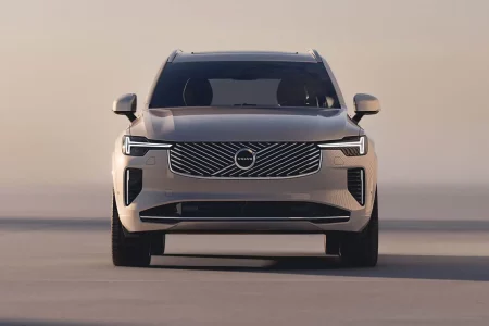 Volvo XC90 (Facelift 2025) mit diagonalem Kühlergrill-Design und Thors-Hammer Matrix-Led-Scheinwerfer