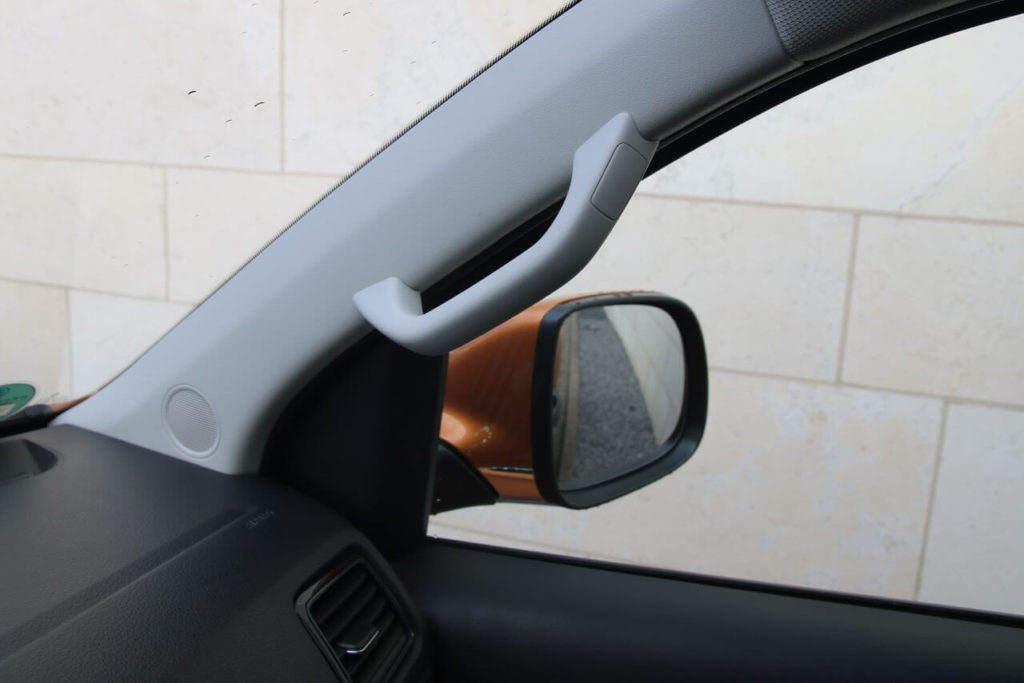 Haltegriff auf der A-Säule der Beifahrerseite im VW Amarok