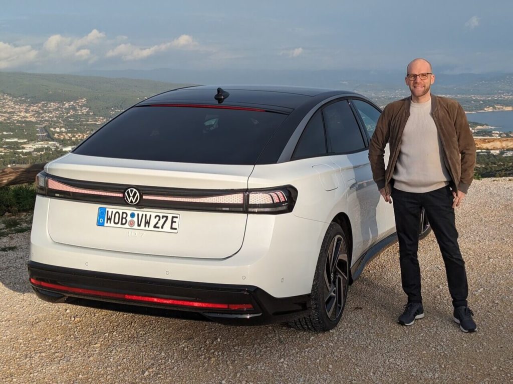 Daniel Przygoda testet Volkswagen ID.7 Pro (Modelljahr 2024) in Gletscherweiß Metallic