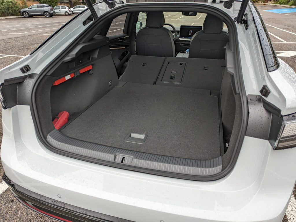 Kofferraum mit umgelegter Rücksitzbank und fast ebener Ladefläche, Fassungsvermögen bis zu u 1.586 Liter