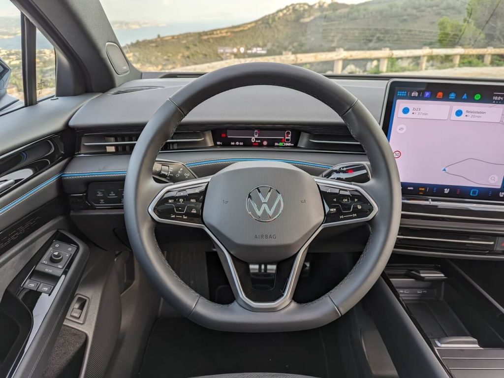 Multifunktionslenkrad und digitales Kombiinstrument im Volkswagen ID.7 Pro (POV)