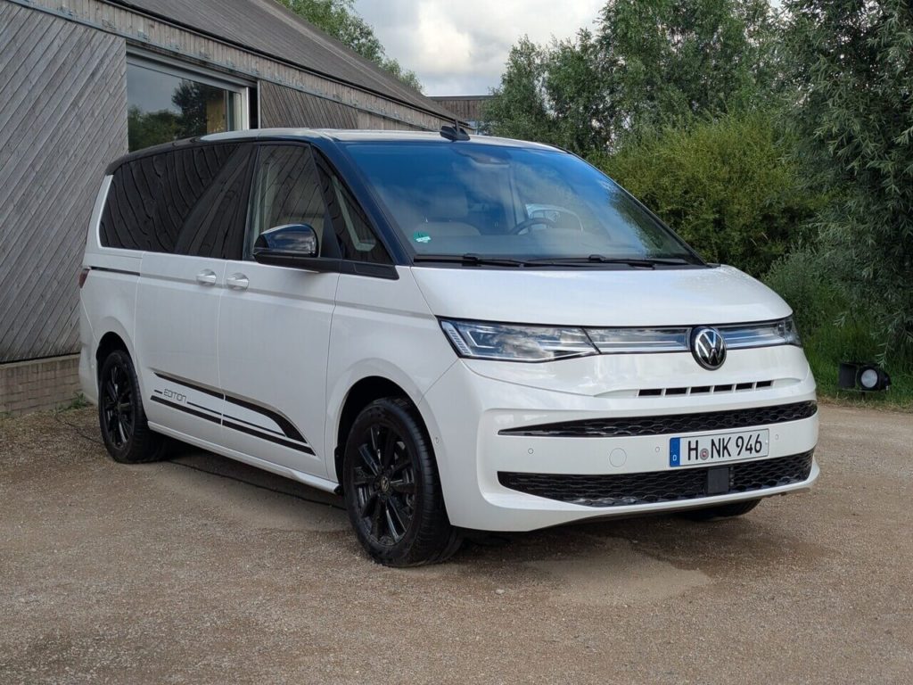 VW T7 Multivan 2025 "Edition" - Kaufberatung zum Kleinbus für Familien in der Lackierung Candy-Weiß Deep Black Perleffekt.