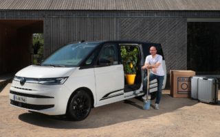 Autojournalist Daniel Przygoda testet die neuste Modellgeneration des Kleinbus-Klassikers: Volkswagen T7 Multivan.