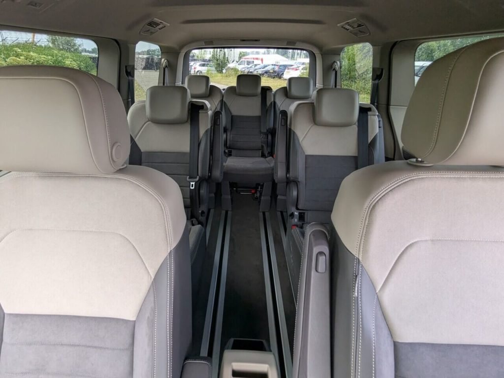 Kleinbus mit variabler Innenraumgestaltung dank Schienensystem - hier in der 7-sitzigen Konfiguration beim neuen Volkswagen Multivan T7