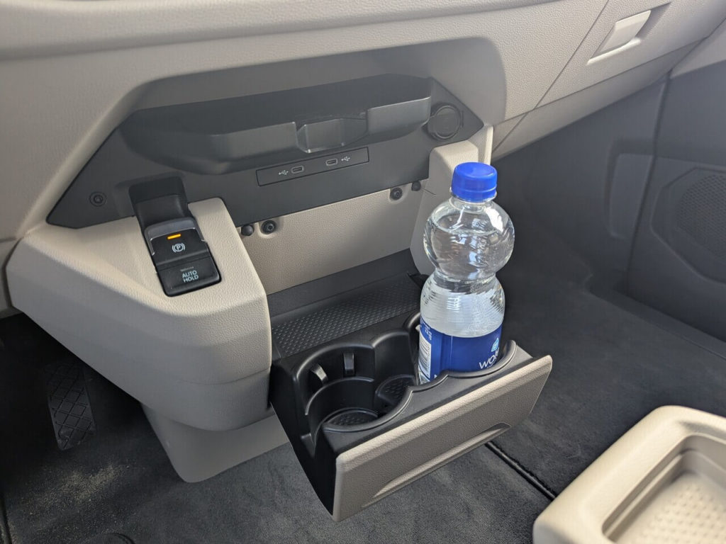 Kein Mitteltunnel, dafür ein funktional gestaltetes Armaturenbrett mit induktiver Smartphone-Ladestation, USB-C-Anschlüssen und klappbaren Becherhaltern.