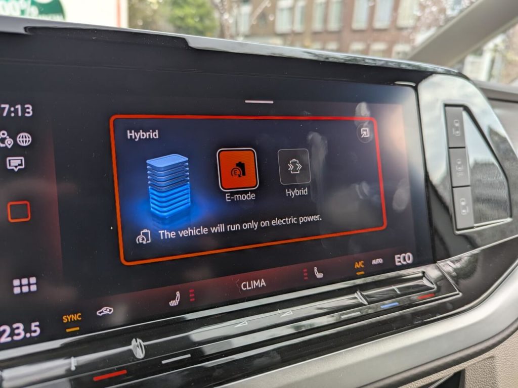 Die elektrische Reichweite der Plug-in-Hybridversion beim Multivan beträgt 94 Kilometer.