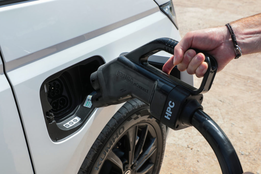 CCS-Anschluss: Schnellladen (auf 80 Prozent in 26 Minuten) mit 40 kW per Gleichstrom (DC) beim neuen VW Multivan PHEV.