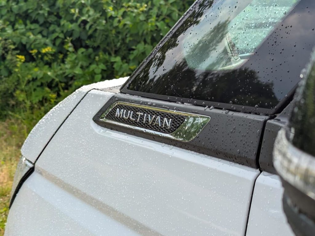 Multivan-Emblem auf dem Kotflügel