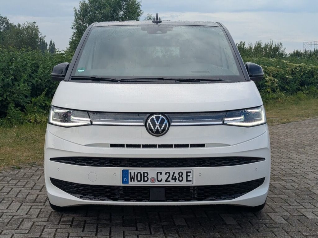 Frontansicht beim Multivan T7 mit horizontal verbundenen LED-Scheinwerfern