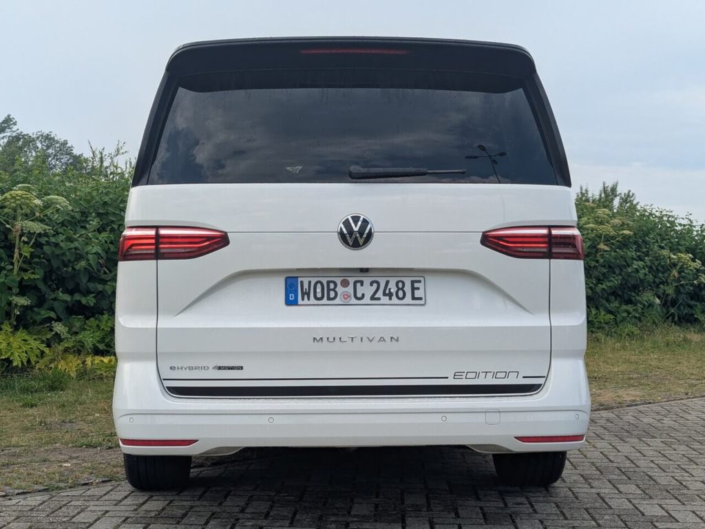 Heckansicht beim VW Multivan T7 "Edition": Zweigeteilte und horizontal verlaufende LED-Rückleuchten.