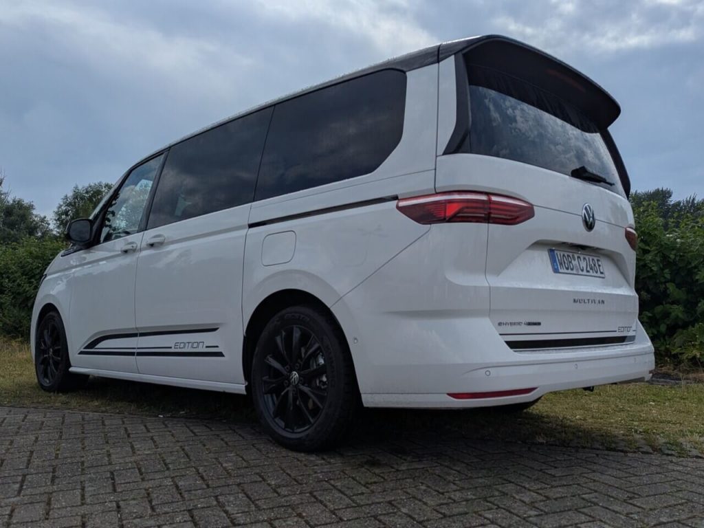 Volkswagen Multivan T7 (2025) in der Ausstattungslinie EDITION in weiß.