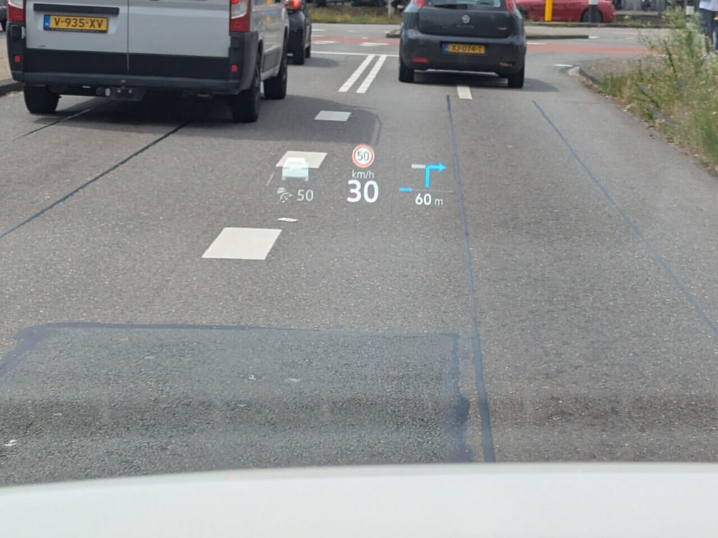 Head-up-Display (HUD) mit Anzeige der gefahrenen Geschwindigkeit, Tempolimits und Navigationshinweisen