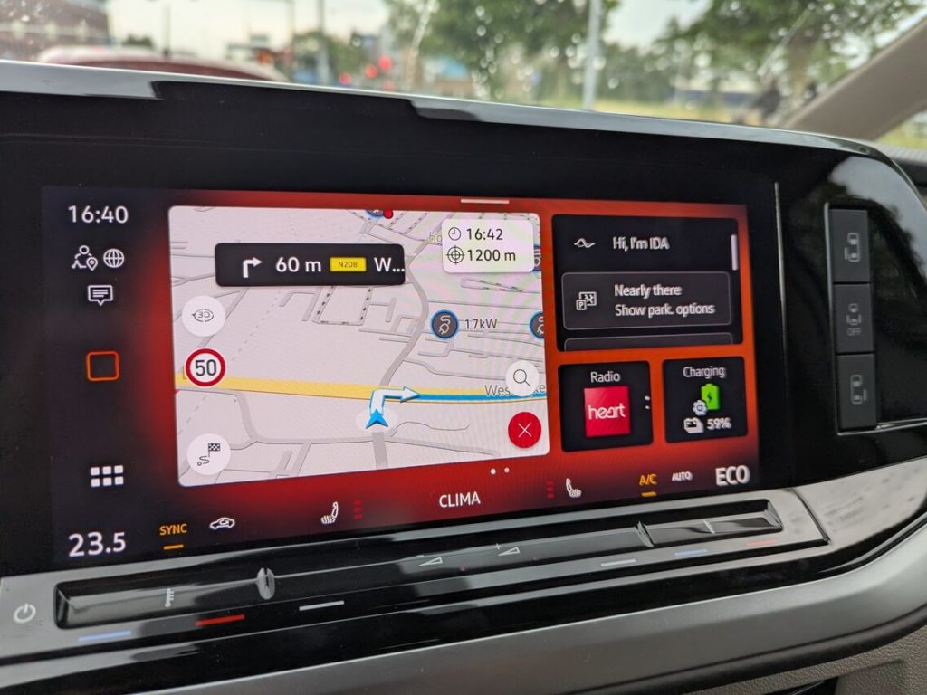 Infotainmentsystem mit 10 Zoll Touchscreen, über das auch die Klimafunktionen gesteuert werden. Ergänzend dazu gibt es einen Touchslider, um Temperatur und Lautstärke anzupassen. Es gibt eine kabellose Smartphone-Integration mit Android Auto und Apple CarPlay.