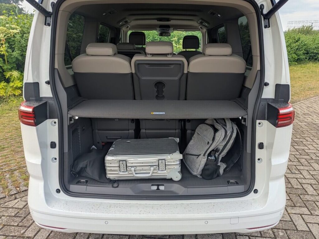 Kofferraum mit mindestens 763 Liter Fassungsvermögen beim Multivan T7 (langer Überhang) mit Gepäckraumteiler (Hutablage)