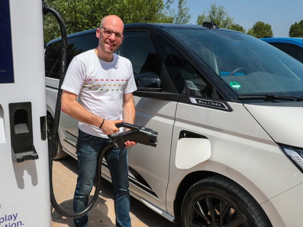 Der Multivan als Plug-in-Hybrid (PHEV) kann auch über CCS Gleichstromladen.