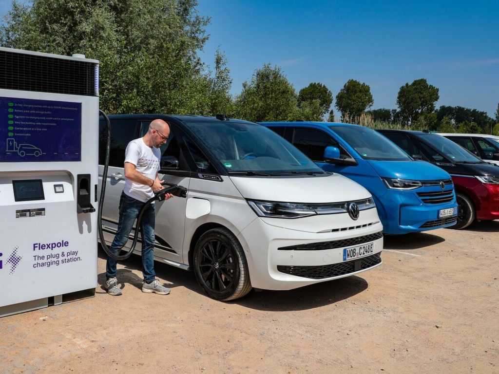 Elektrisierter Kleinbus: Der Multivan ist nun auch als Plug-in-Hybrid (PHEV) verfügbar und hat eine elektrische Reichweite von 94 Kilometern.