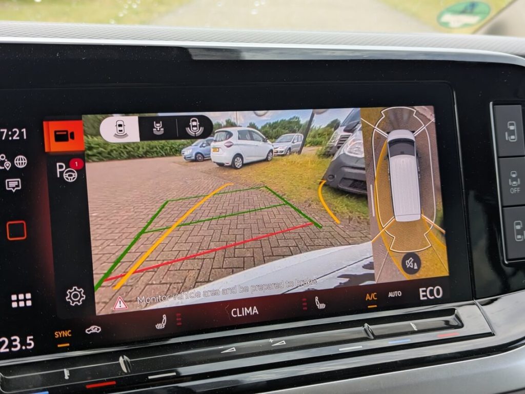 360-Grad Kamerasystem: Rückfahrkamera und Bird-View (Draufsicht) mit dynamischen Führungslinien.