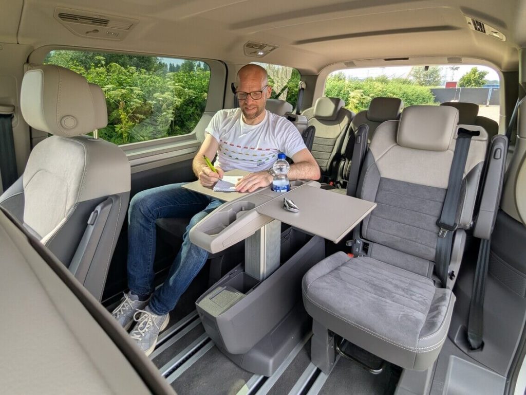 Variabel gestalteter Innenraum mit Schienensystem: Multifunktionale Mittelkonsole mit klappbarem Tisch.