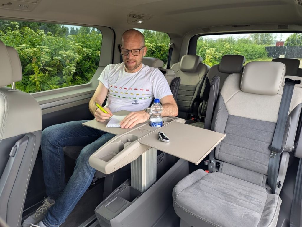 Variabel gestalteter Innenraum mit Schienensystem: Multifunktionale Mittelkonsole mit klappbarem Tisch.