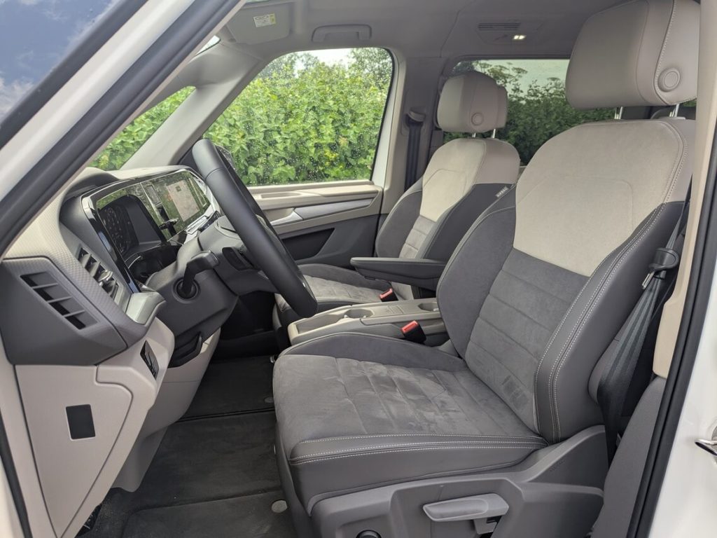 Fahrersitz beim Multivan "Edition" mit zweifarbigem Teilleder-Polster