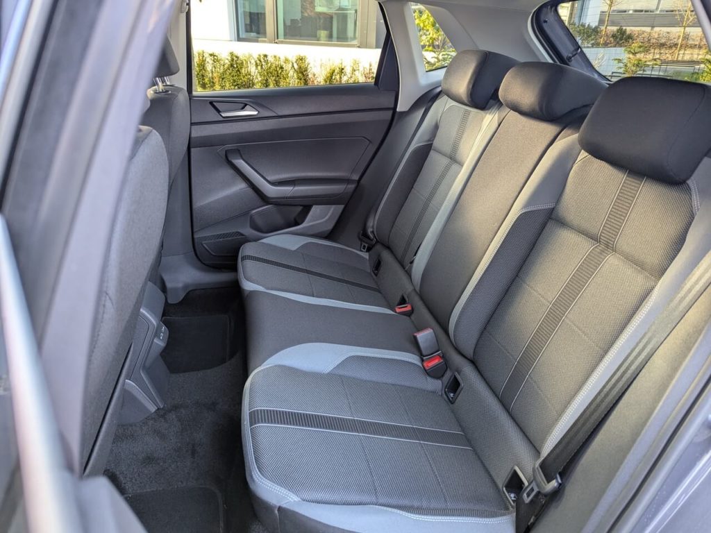 Bequeme und ergonomisch gestaltete Rücksitzbank im VW Polo 6, 2025.