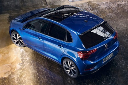 VW Polo R-Line (2022) in Reef Blue Metallic mit Panorama Glasschiebedach