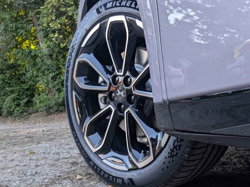 20 Zoll Leichtmetallräder (Bicolor) mit Michelin-Bereifung sind serienmäßig beim Xpeng G6.