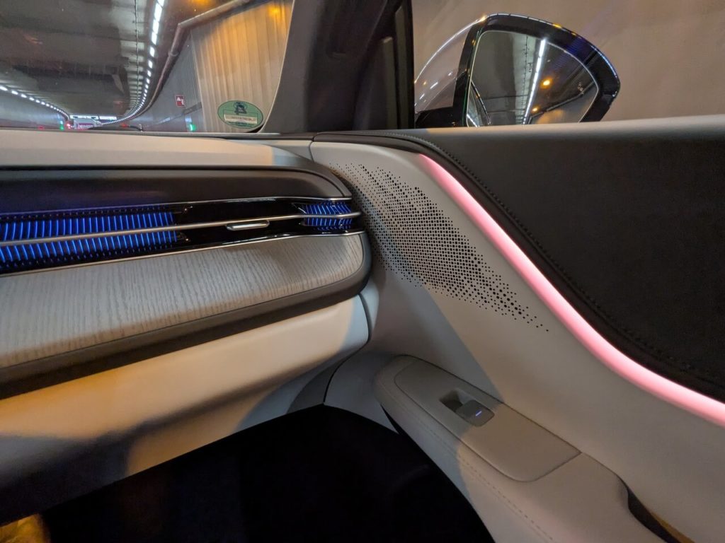 Dekor-Einlagen in Holz-Optik und frei konfigurierbare Ambientebeleuchtung (Ansicht bei Dunkelheit/Nacht).