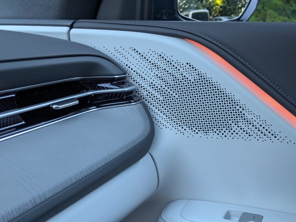 LED-Ambientebeleuchtung lässt sich in verschiedenen Farben einstellen. Das Design der Lautsprecherabdeckung ist sehr modern.