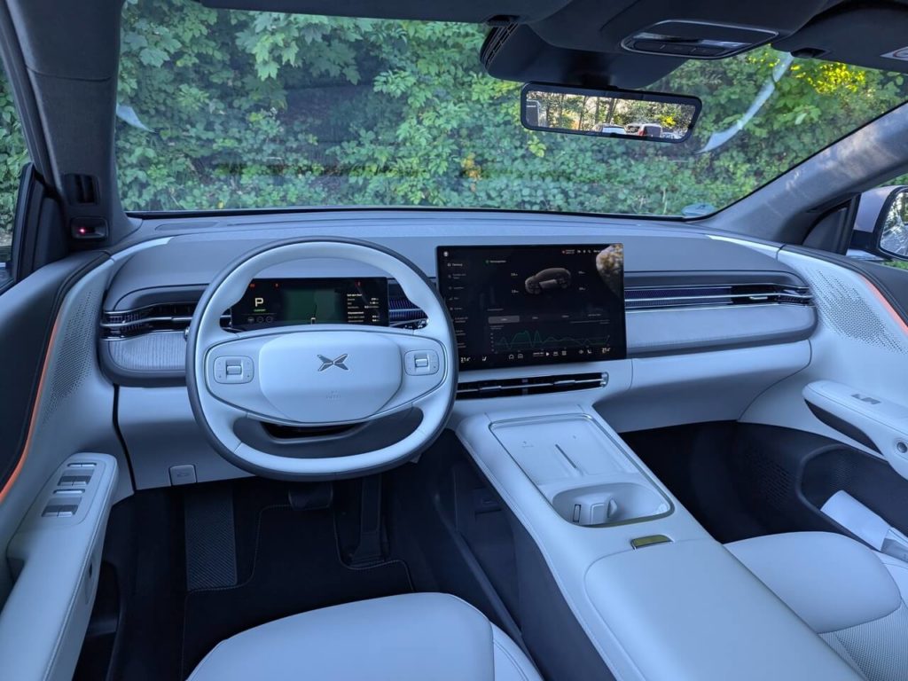 Neu gestalteter Fahrzeuginnenraum im Xpeng G6 ab Modelljahr 2025/2026: Armaturenbrett mit weichen Materialien und Ambientebeleuchtung. Das Qualitätsniveau ist hoch und die Materialauswahl gut.