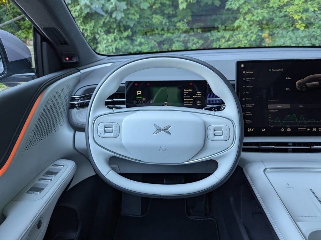 Hochwertiges Interieur: Übersichtliches Cockpit im Xpeng G6. Fahrerperspektive mit Digitaltacho und Multifunktionslenkrad.