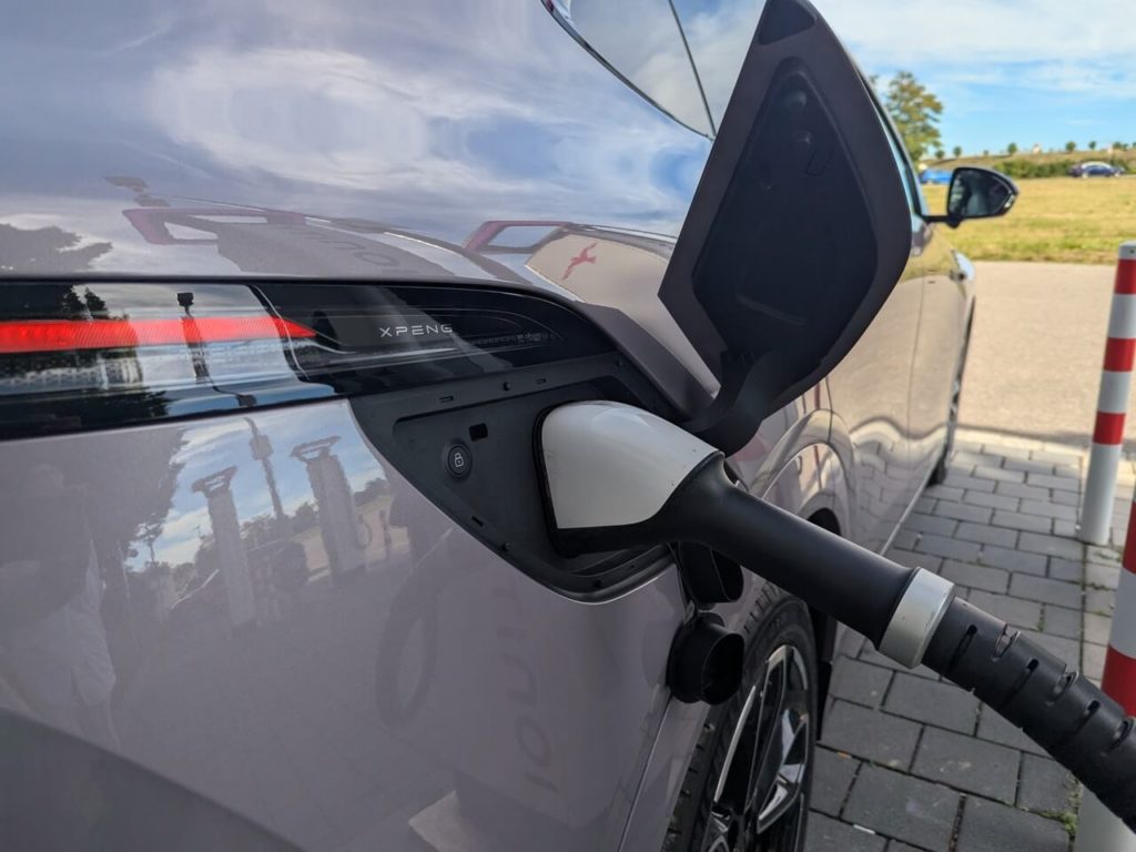 Extrem schnelle Ladegeschwindigkeiten: 20–80 % in nur 9 Minuten (DC-Laden mit bis zu 451 kW) beim Xpeng G6 Facelift 2025/2026.