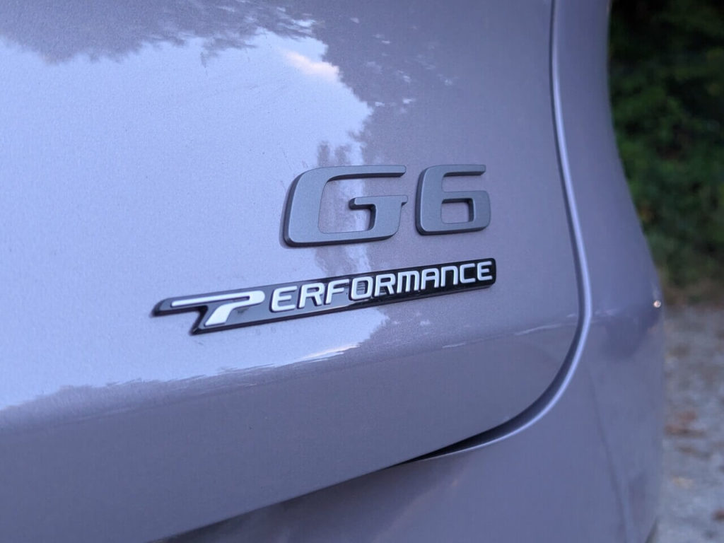 Schriftzug: Modellbezeichnung auf der Heckklappe: G6 Performance