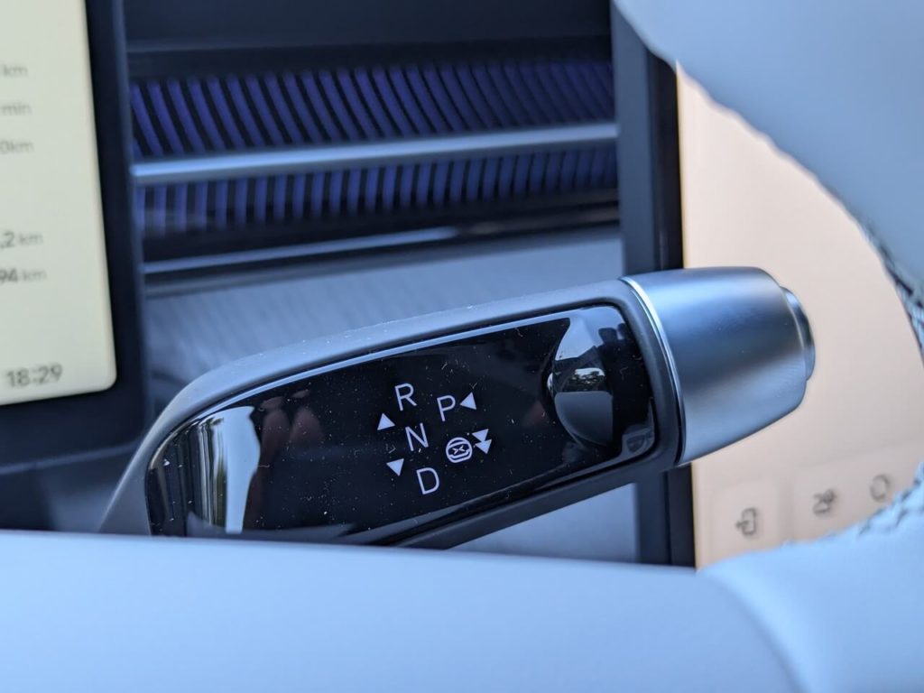 Fahrhebelschalter für Fahrprogramme und Aktivierung der adaptiven Geschwindigkeitsregelanlage über den Lenkstockhebel.