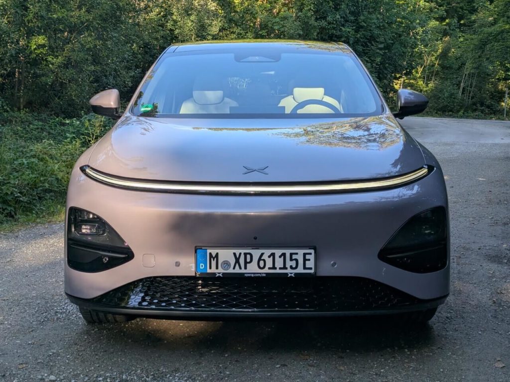 Xpeng G6 Facelift jetzt mit durchgehender LED-Lichtleiste. Futuristischer Look ab dem Modelljahr 2025.