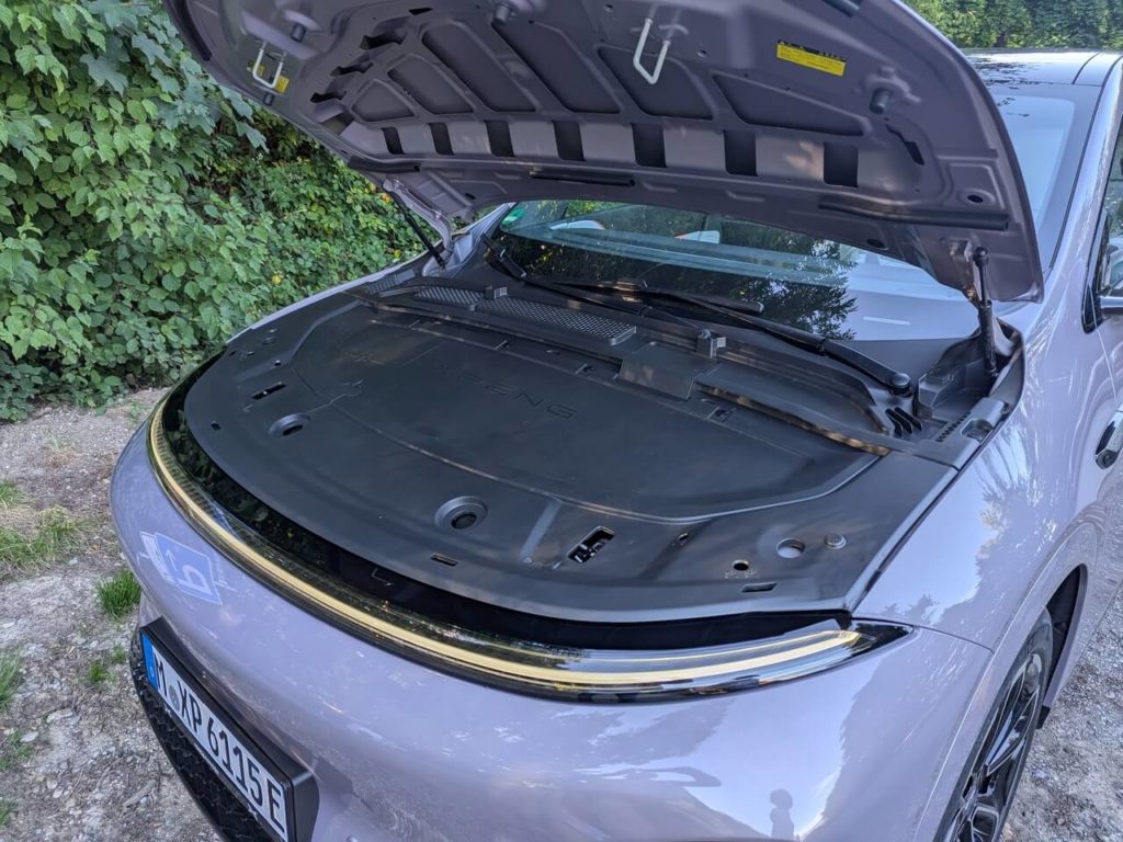 Unter der Fronthaube des Xpeng G6 gibt es keinen Frunk.