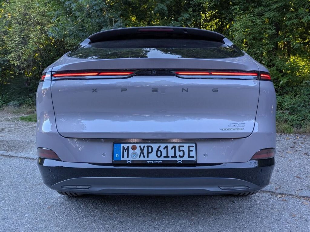 Heckansicht mit schmalen LED-Rückleuchten.