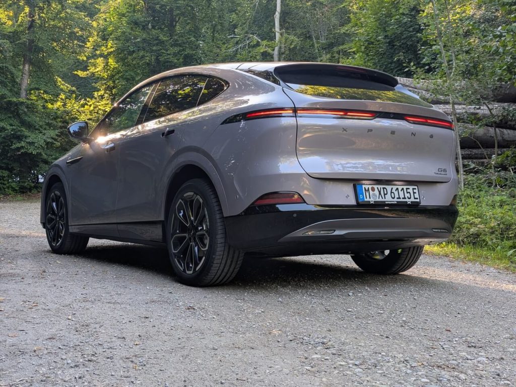 Heck mit kleinem Ducktail-Spoiler über den LED-Rückleuchten beim Facelift-Modell.