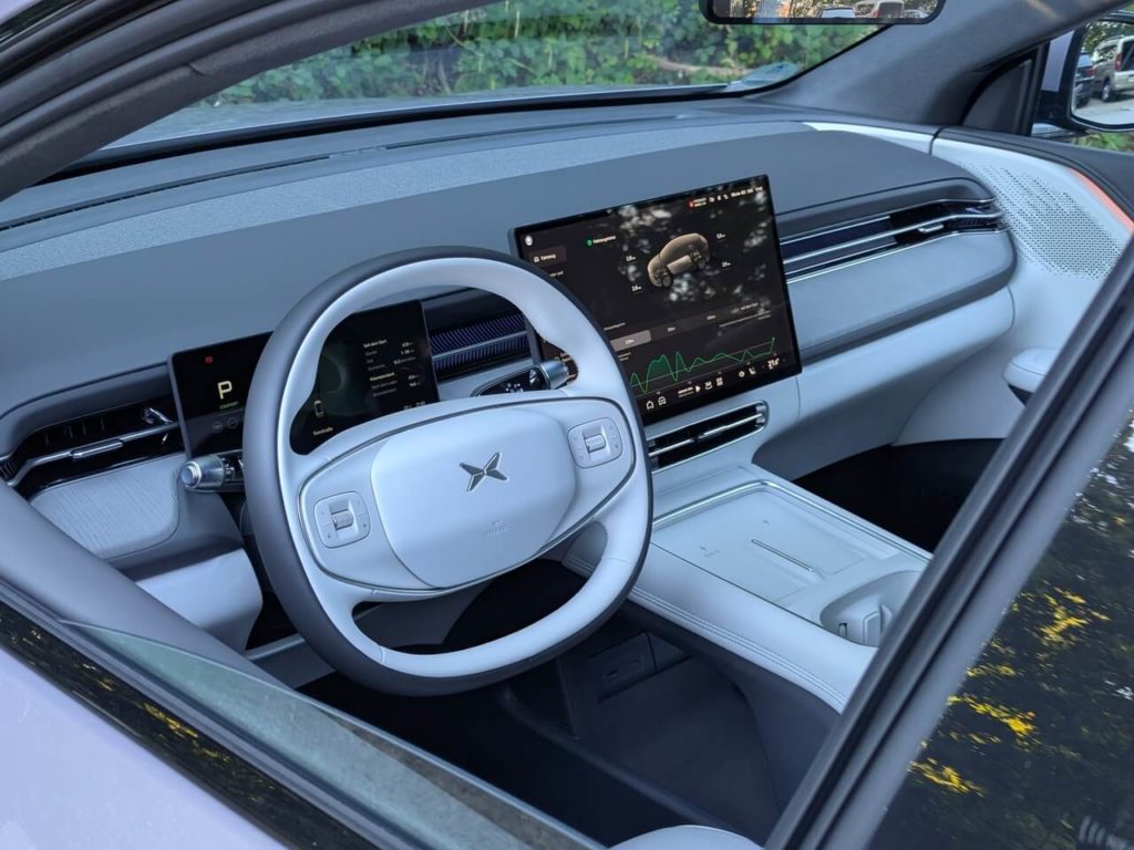 Neu gestaltetet Innenraum beim Facelift des Xpeng G6 (Hellgrau): viele Softtouch-Materialien, hochwertiger Qualitätseindruck.